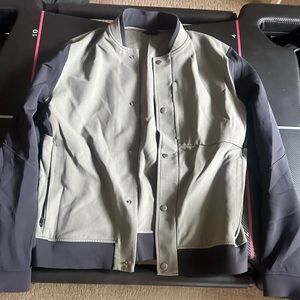 Men medium Lululemon Sojourn Bomber Jacket